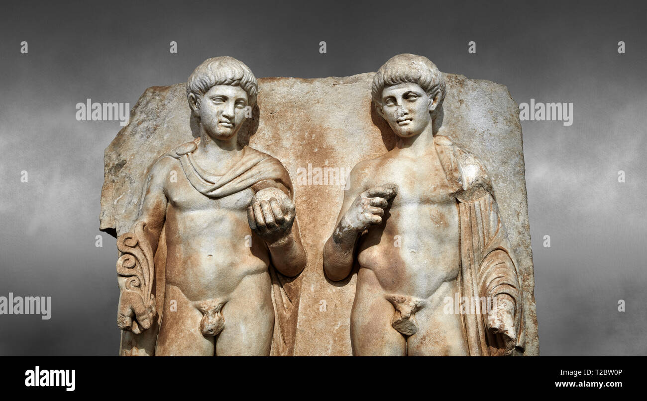 Nahaufnahme eines römischen Sebasteion Relief von zwei Fürsten, Afrodisias Museum, Aphrodisias, Türkei. Vor grauem Hintergrund. Zwei Fürsten sta Stockfoto