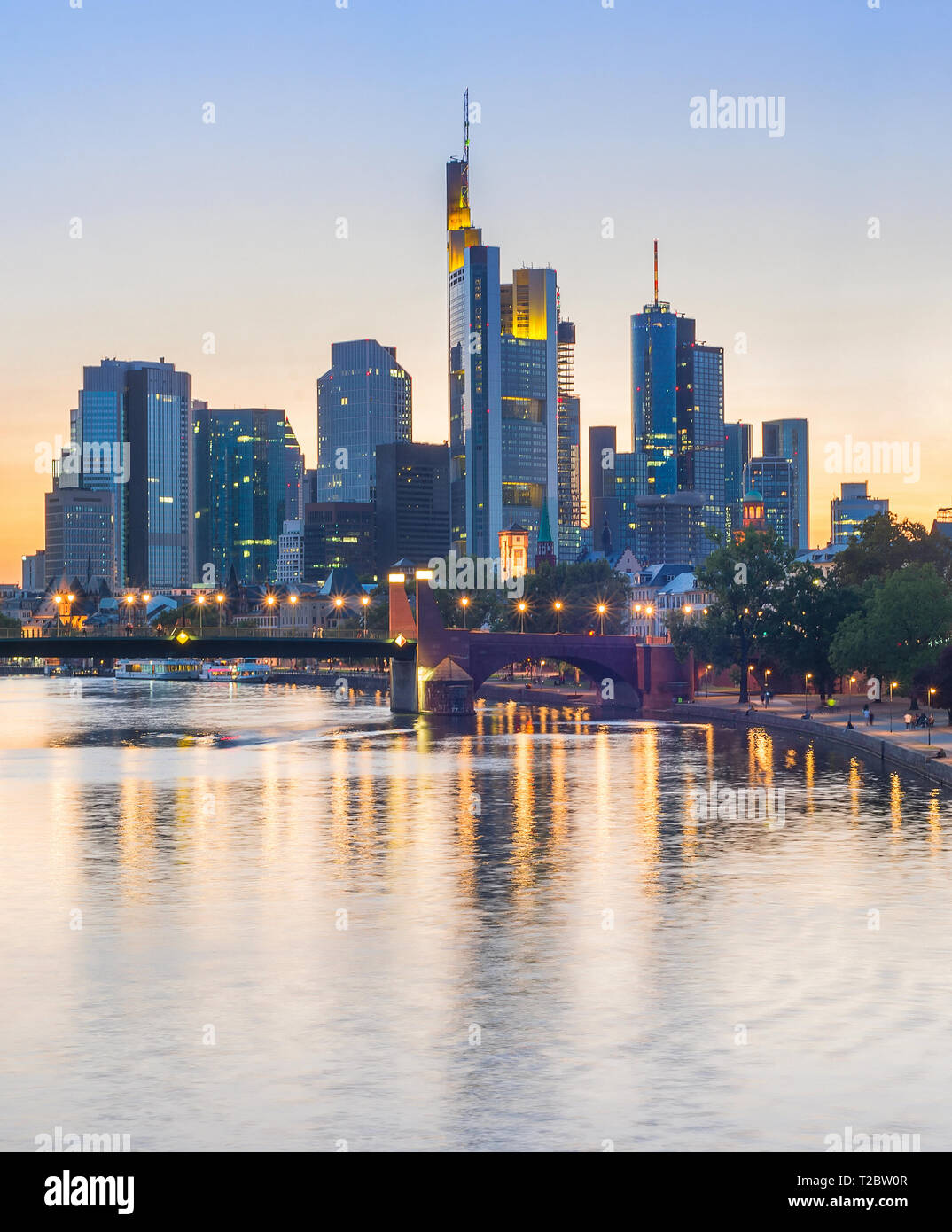 Abends beleuchtete Skyline der Frankfurter Innenstadt mit moderner Architektur am Main Bank, Deutschland, Europa Stockfoto