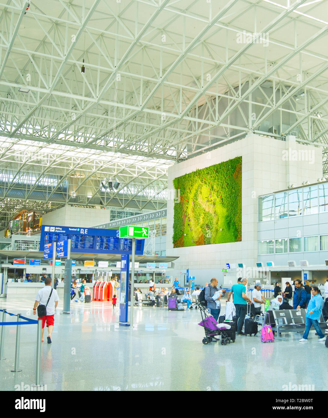 FRANKFURT, Deutschland - 29 AUGUST, 2018: die Menschen in Frankfurt am Main-Flughafen Halle. Der Flughafen Frankfurt ist der verkehrsreichste Flughafen der Passagierverkehr in Deuts Stockfoto