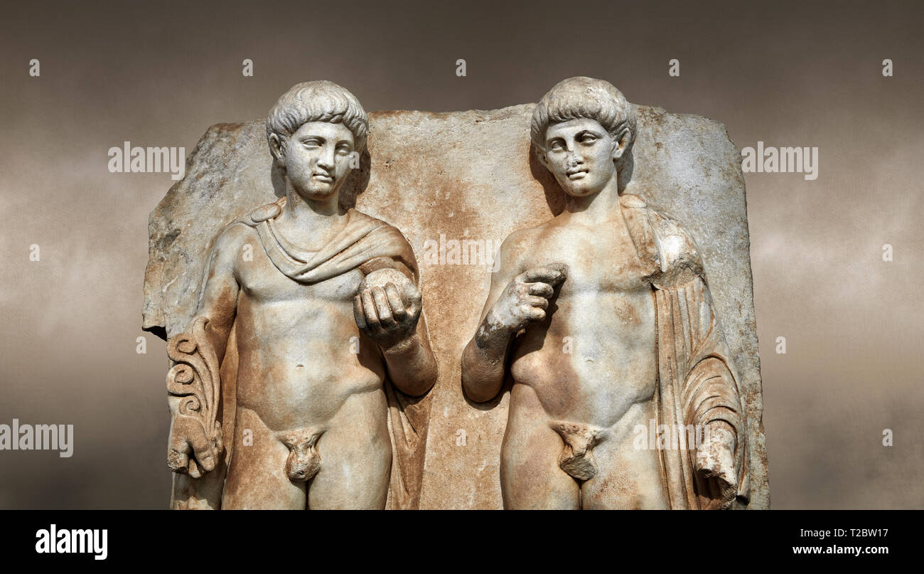 Nahaufnahme eines römischen Sebasteion Relief von zwei Fürsten, Afrodisias Museum, Aphrodisias, Türkei. Gegen eine Art Hintergrund. Zwei Fürsten sta Stockfoto