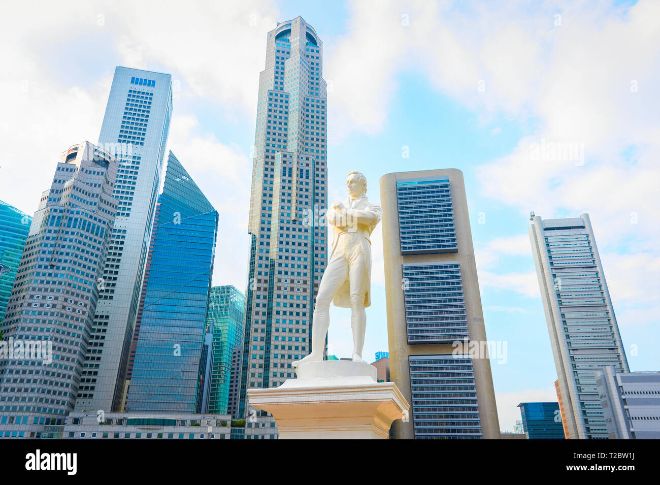 Stamford Raffles Marmorstatue und Singapur moderne Skyline gen Himmel Stockfoto