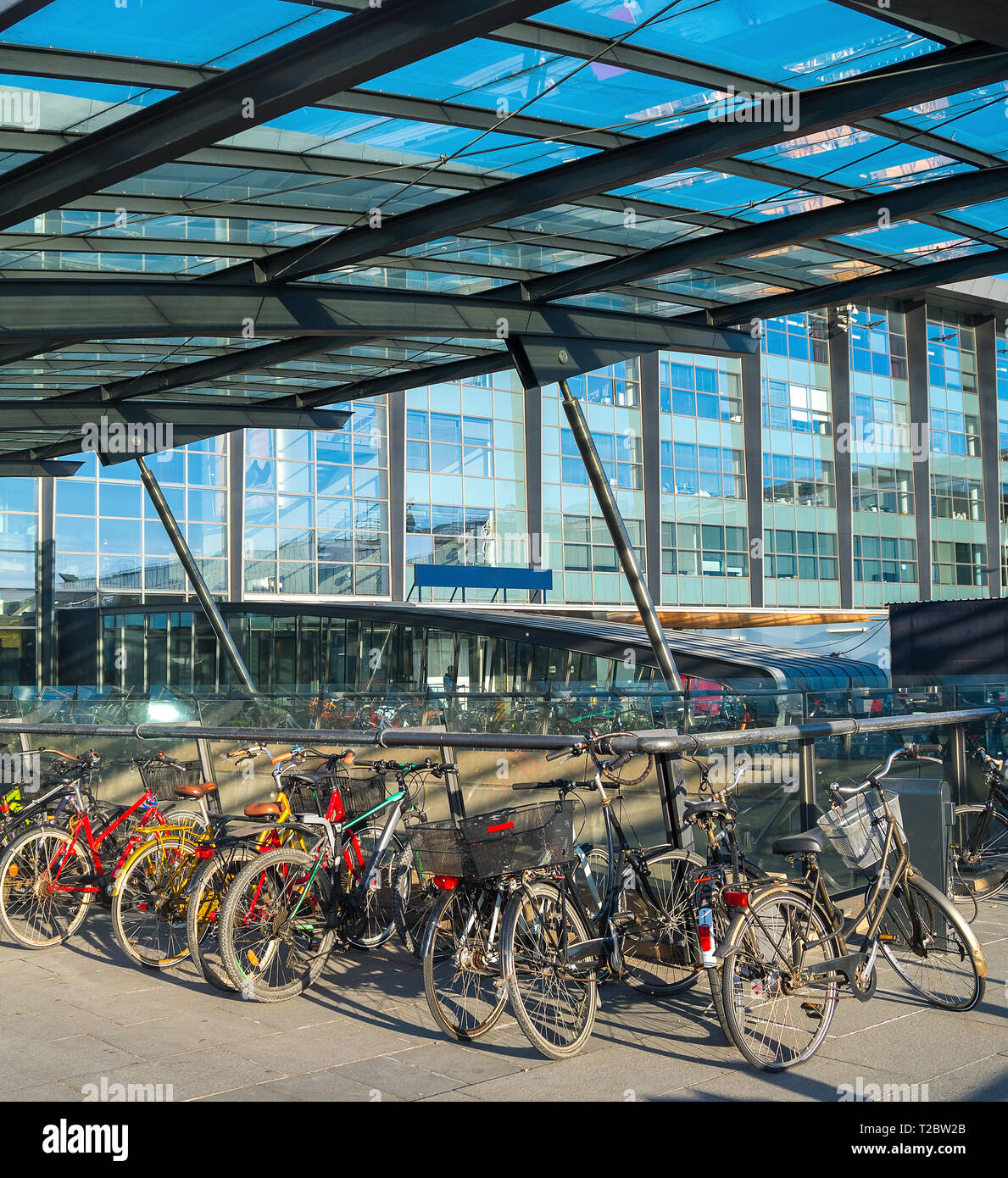 Fahrräder Parken am Flughafen Kastrup bei Sonnenuntergang, Kopenhagen, Dänemark Stockfoto