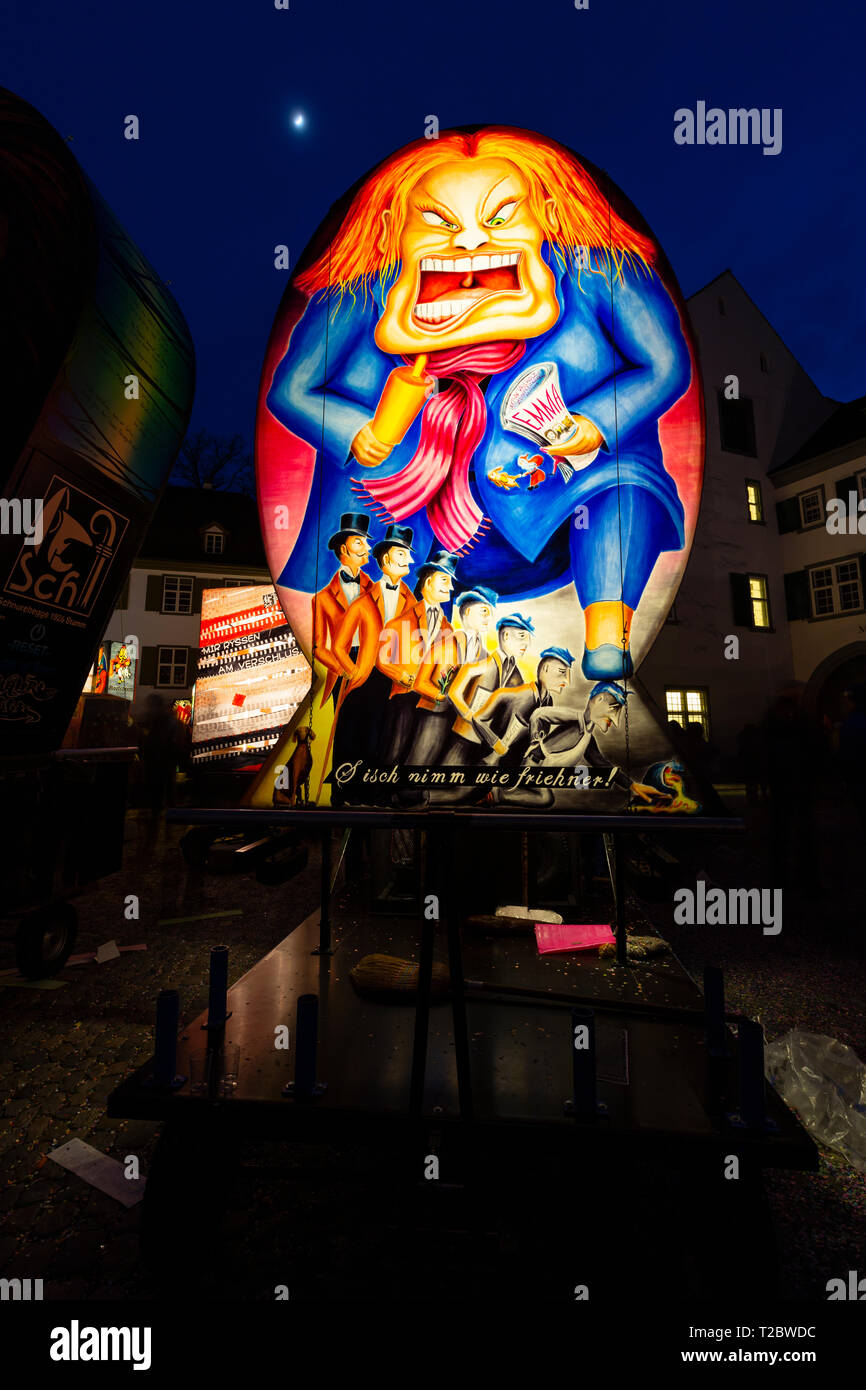 Münsterplatz, Basel, Schweiz - März 12., 2019. Eine handbemalte farbenfrohe  beleuchtete Karneval Laternen auf dem Domplatz angezeigt Stockfotografie -  Alamy