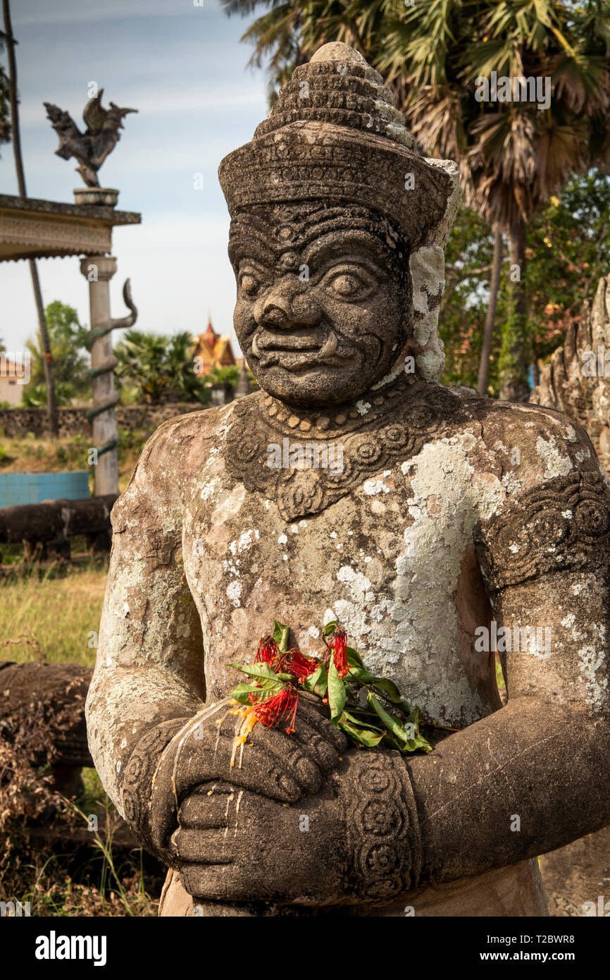 Kambodscha, Kampong (Kompong Cham), Banteay Prei Nokor, Wat Nokor, alten Khmer Gottheit Statue mit blume Angebot in Händen Stockfoto