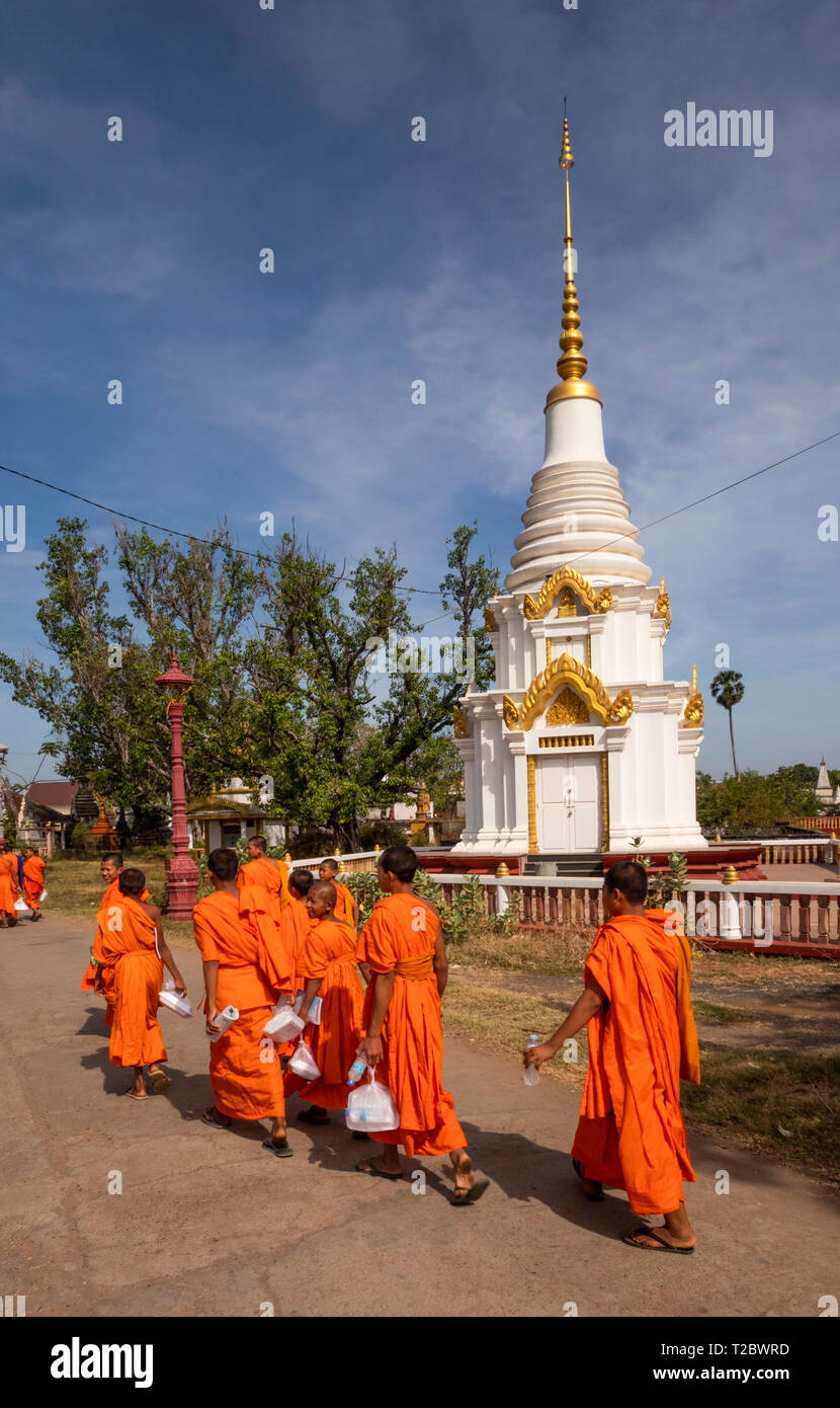 Kambodscha, Kampong (Kompong Cham), Banteay Prei Nokor, Mönche in Kloster mit Almosen Stockfoto