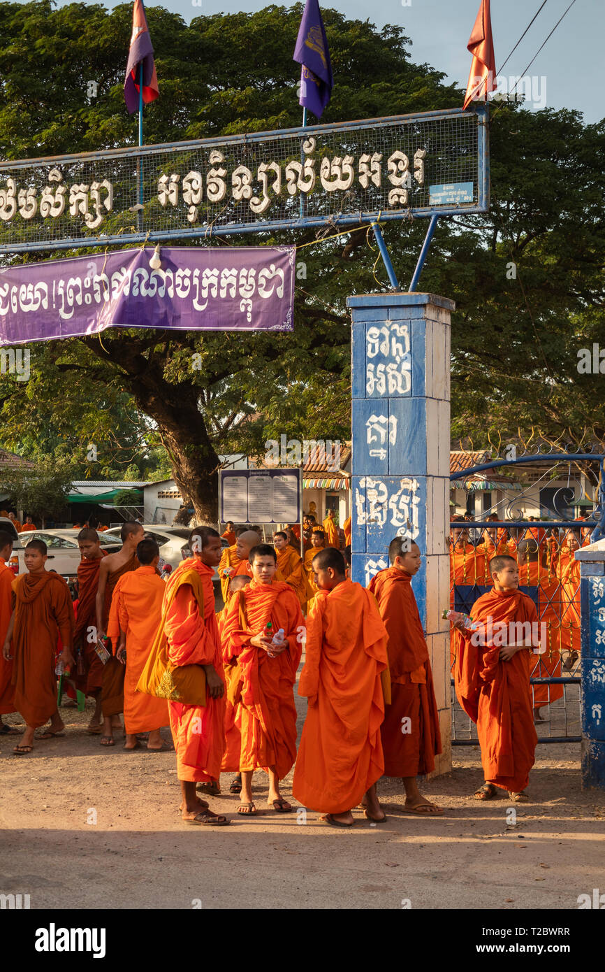 Kambodscha, Kampong (Kompong Cham), Banteay Prei Nokor, Mönche ausserhalb Klosterschule nach Sammeln von Almosen. Stockfoto