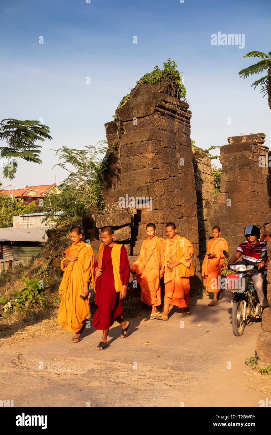 Kambodscha, Kampong (Kompong Cham), Banteay Prei Nokor, Mönch der Rückkehr in das Kloster durch die antiken Stein Gateway mit Almosen Stockfoto