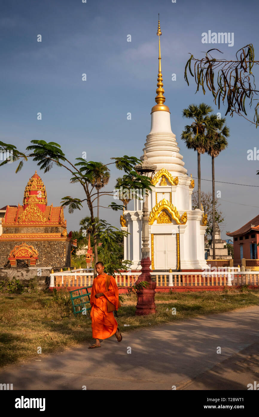Kambodscha, Kampong (Kompong Cham), Banteay Prei Nokor, Mönch zurück zu Kloster mit Almosen Stockfoto
