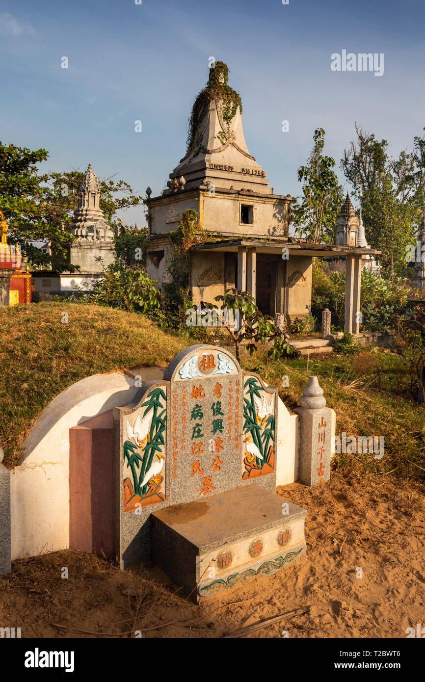 Kambodscha, Kampong (Kompong Cham), Banteay Prei Nokor, Chinesischen Grab unter Chörten und Stupas Stockfoto