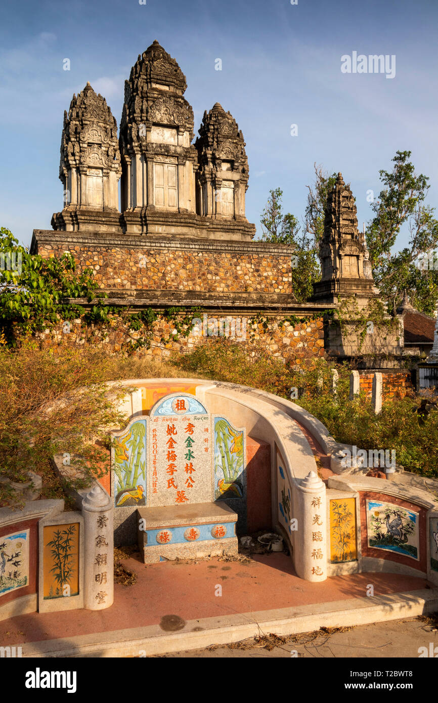 Kambodscha, Kampong (Kompong Cham), Banteay Prei Nokor, Chinesischen Grab unter den Khmer Style stupas Stockfoto
