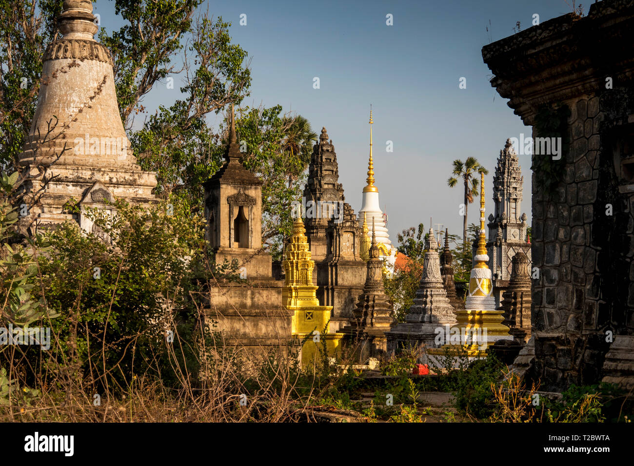 Kambodscha, Kampong (Kompong Cham), Banteay Prei Nokor, kleine Stupas und chörten im klostergelände Stockfoto
