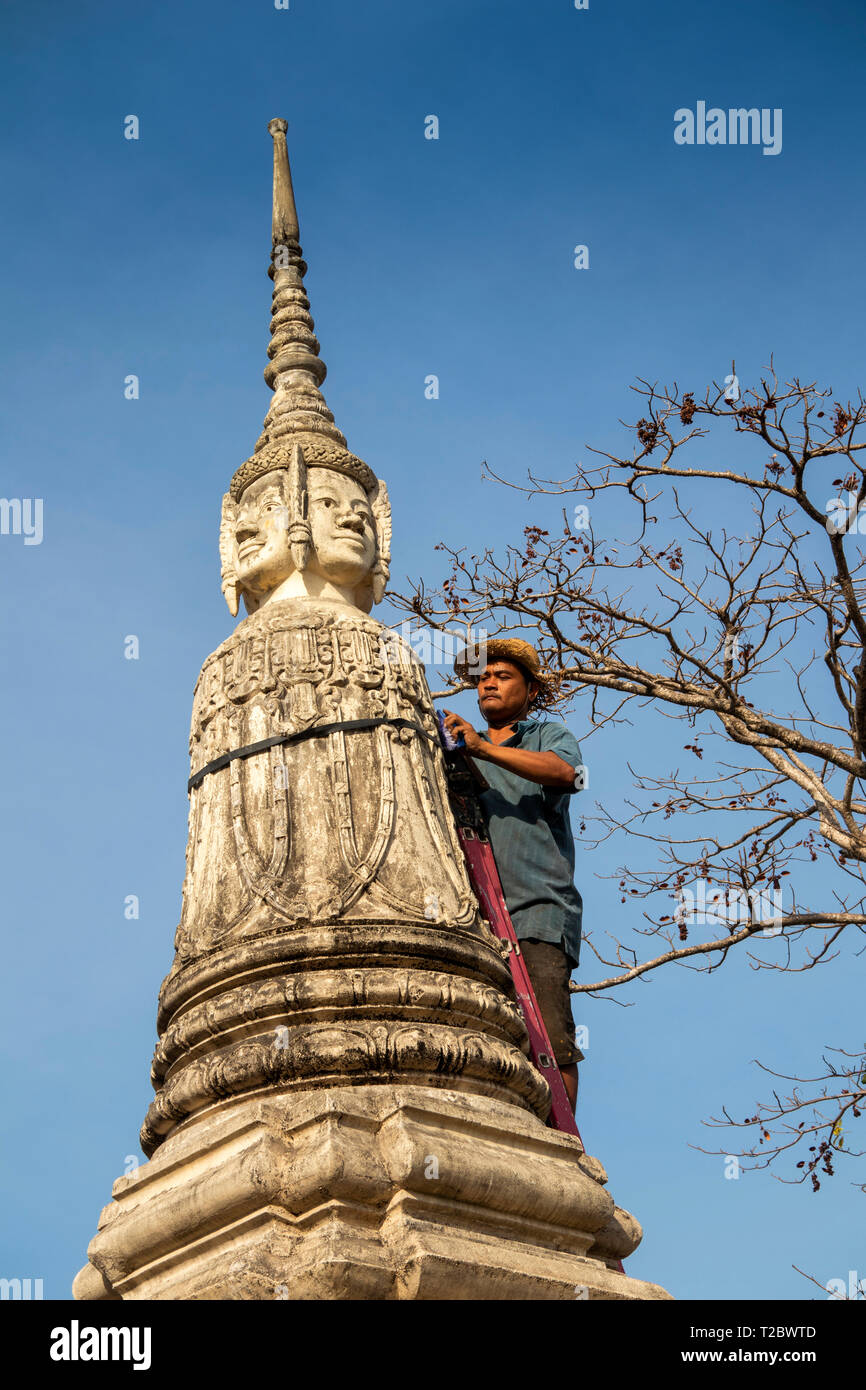 Kambodscha, Kampong (Kompong Cham), Banteay Prei Nokor, mann Reinigung vier konfrontiert Stupa bereit im klostergelände zu malen Stockfoto