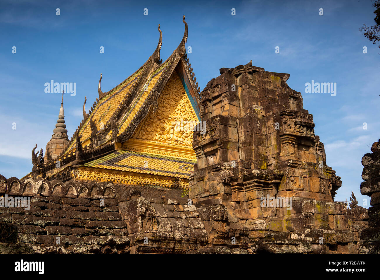 Kambodscha, Kampong (Kompong Cham), Banteay Prei Nokor, verzierte Dach der zentralen Vihara Gebet Halle oben alten alten steinernen Tempel Ruinen Stockfoto