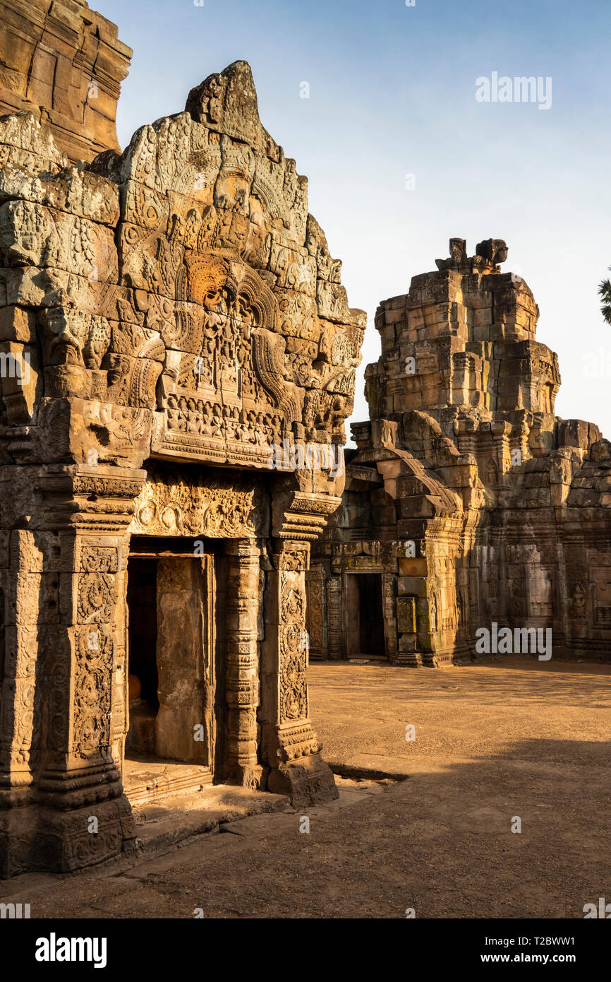 Kambodscha, Kampong (Kompong Cham), Banteay Prei Nokor, alte steinerne Tor zur historischen Tempel in verfallenen Mauern Stockfoto