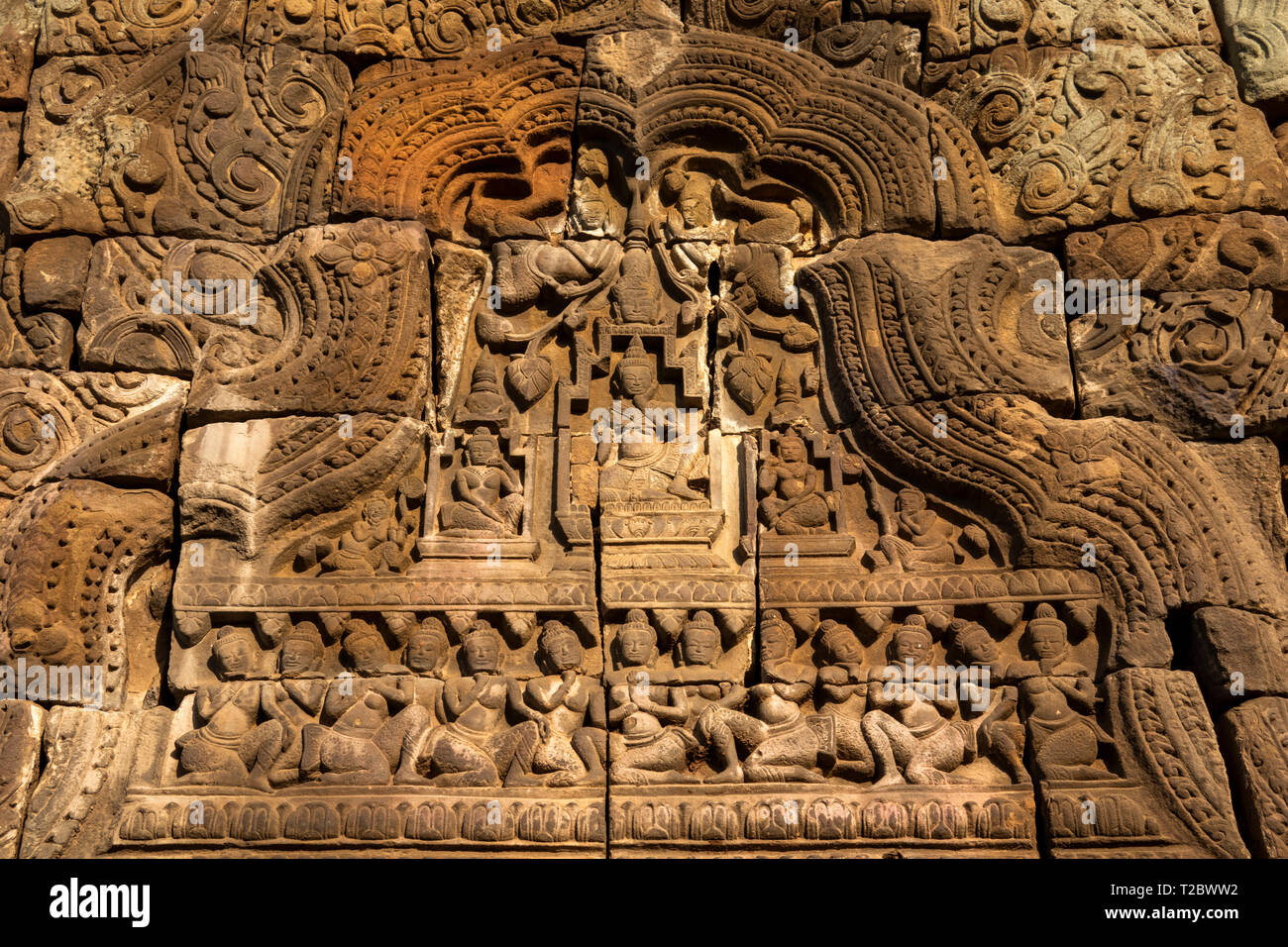 Kambodscha, Kampong (Kompong Cham), Banteay Prei Nokor, alten geschnitzten Stein torana über Tor zu historischen Tempel Stockfoto