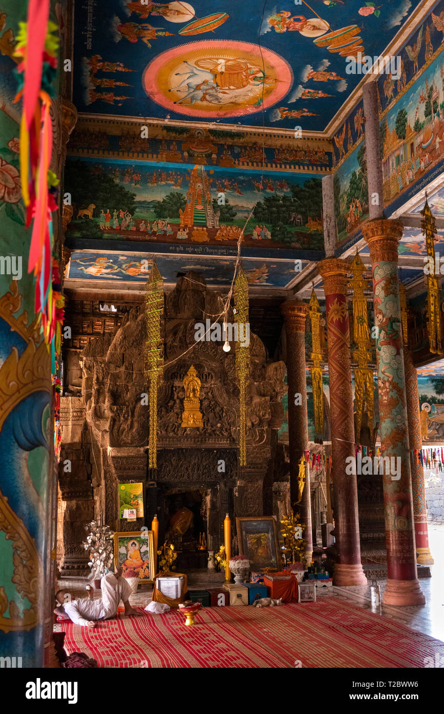 Kambodscha, Kampong (Kompong Cham), Banteay Prei Nokor, reich verzierten Innenraum des zentralen Vihara Gebetsraum innerhalb von alten alten steinernen Tempel Ruinen erbaut Stockfoto
