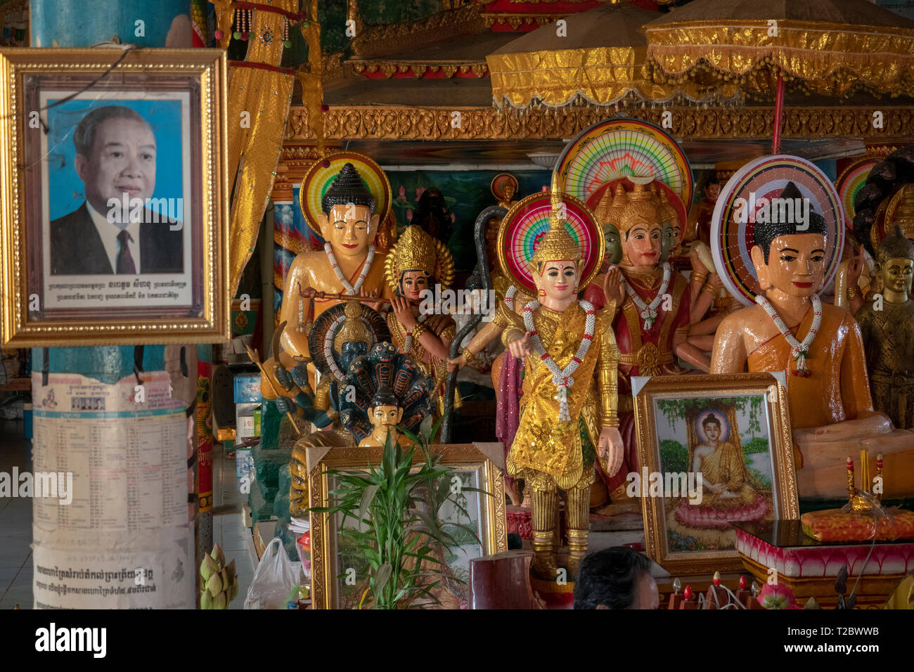Kambodscha, Kampong (Kompong Cham), Banteay Prei Nokor, verzierten Altar der kleinen abgelegenen Vihara Gebet Halle gefüllt mit Hingabe Statuen und Bild von Stockfoto