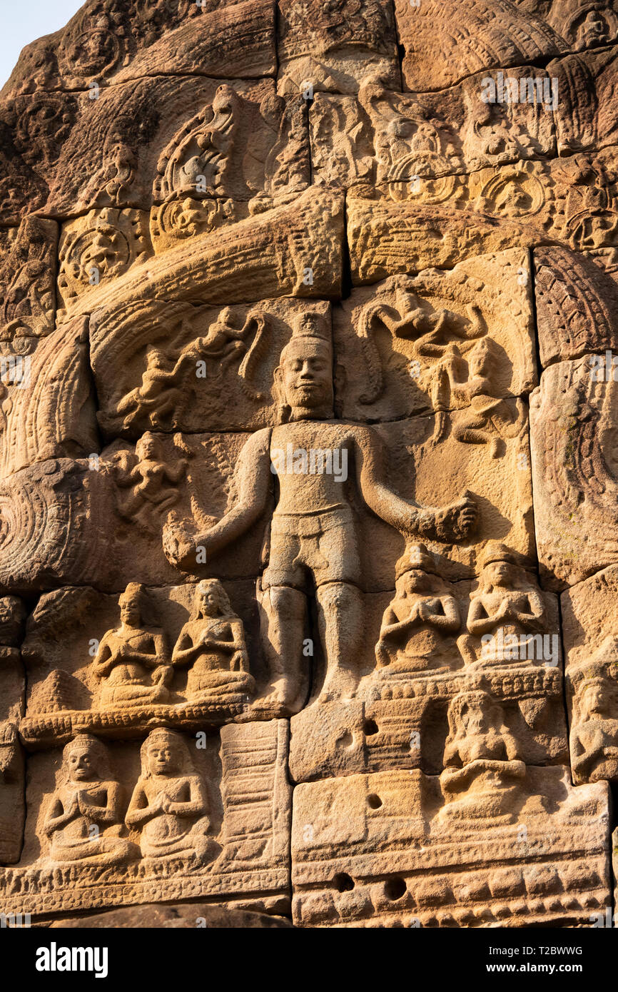 Kambodscha, Kampong (Kompong Cham), Banteay Prei Nokor, Alte geschnitzte Figuren aus Stein verzieren historischer Tempel Stockfoto
