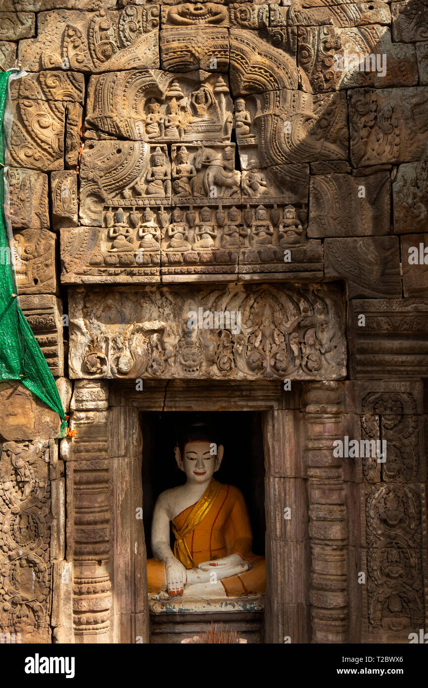 Kambodscha, Kampong (Kompong Cham), Banteay Prei Nokor, historische Tempel Wat Nokor, geschnitzte Buddha in Nische Stockfoto