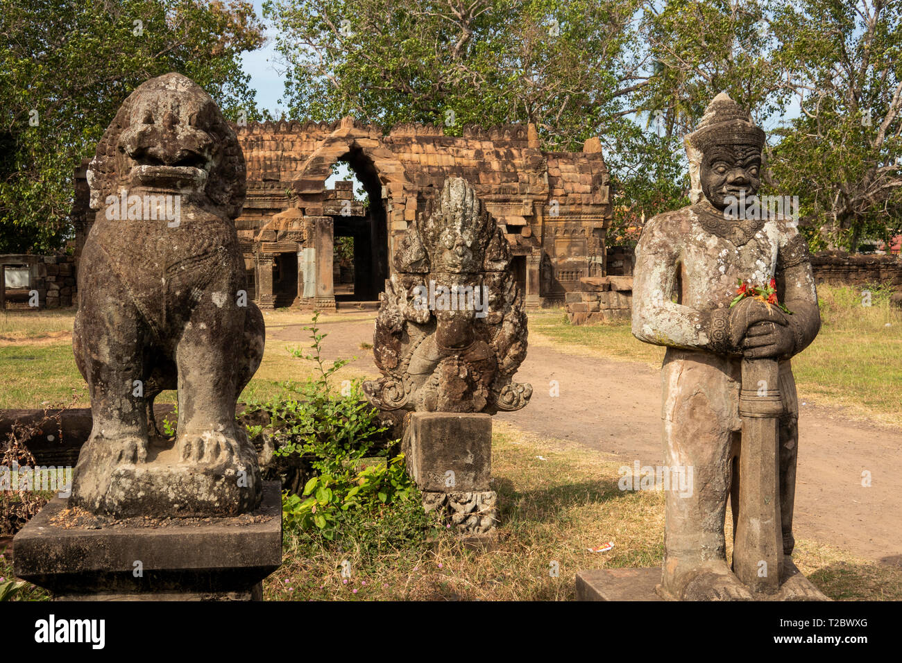 Kambodscha, Kampong (Kompong Cham), Banteay Prei Nokor, alten Khmer ära Skulpturen an der Einfahrt durch die antiken Mauern der historischen Tempel Wat Nokor Stockfoto