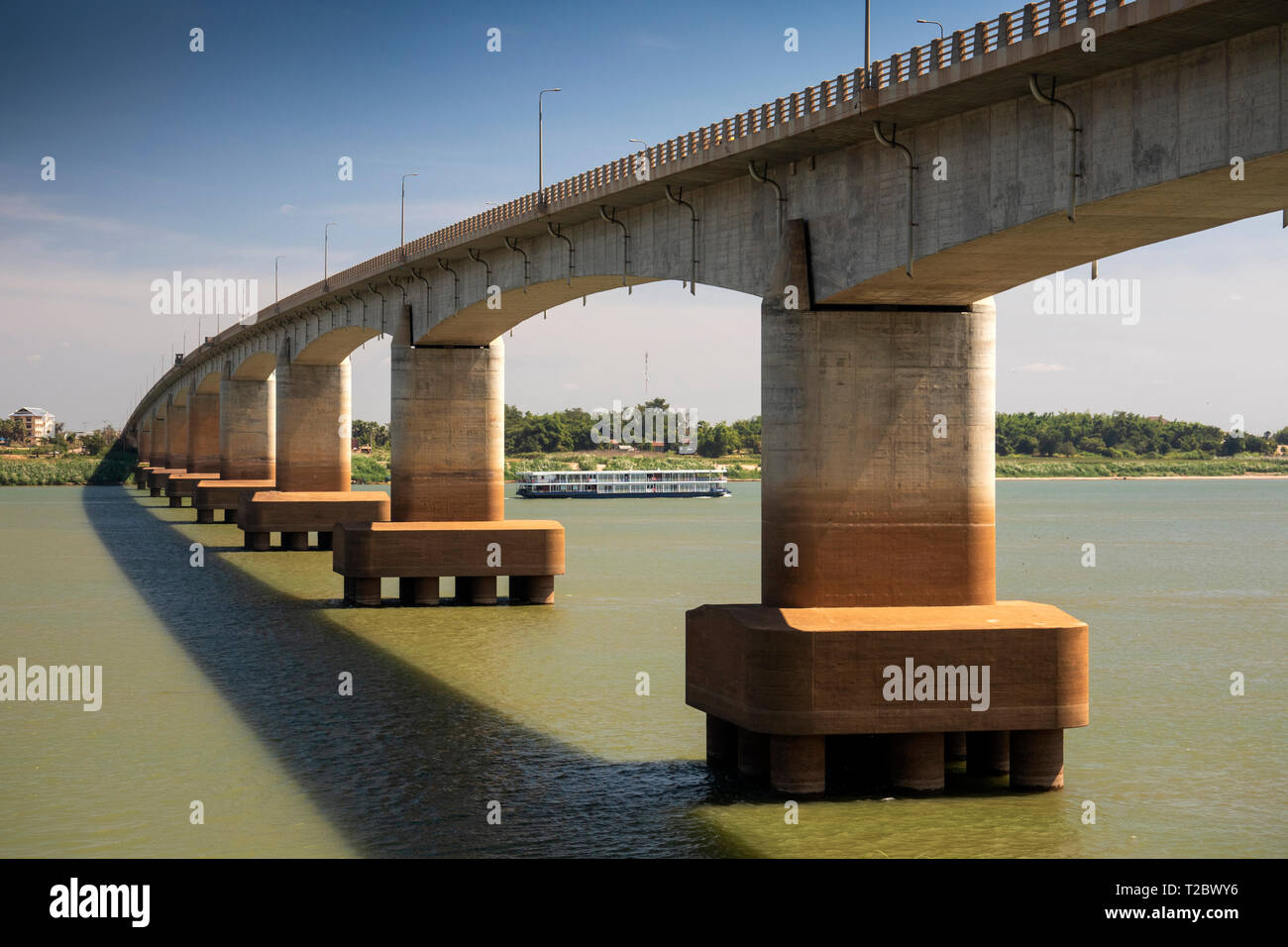 Kambodscha, Kampong (Kompong Cham), Bootsfahrt vorbei an unten Kizuna Brücke der Autobahn 7 über den Fluss Mekong Stockfoto