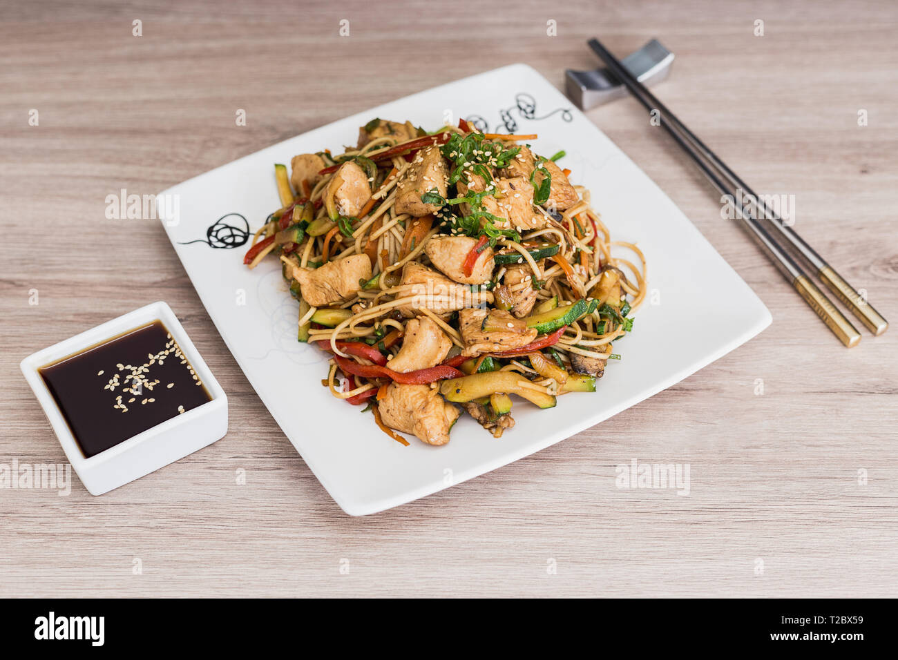 Mit Sojasoße Yakisoba auf einem Holztisch Stockfoto