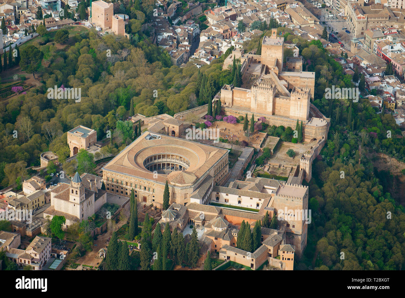 LUFTAUFNAHME. Die Festung Alhambra auf einem Hügel mit Blick auf die Stadt Granada. Andalusien, Spanien. Stockfoto