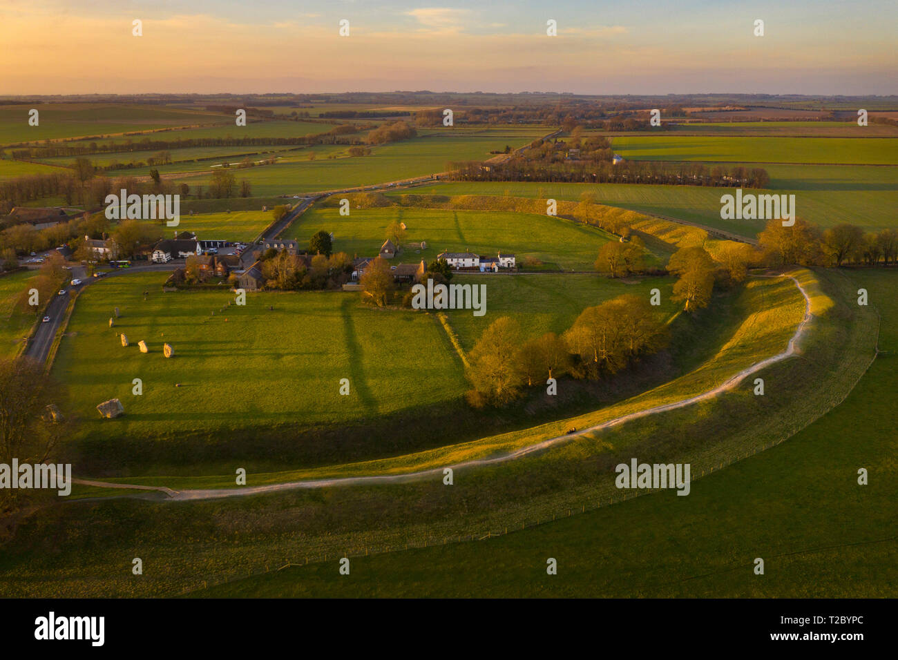 Avebury Village und neolithische Steinkreis von einer Drohne, Wiltshire, England, Großbritannien Stockfoto