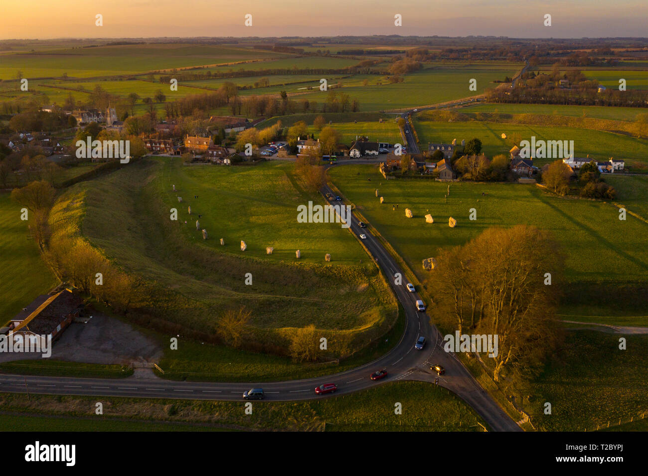 Avebury Village und neolithische Steinkreis von einer Drohne, Wiltshire, England, Großbritannien Stockfoto