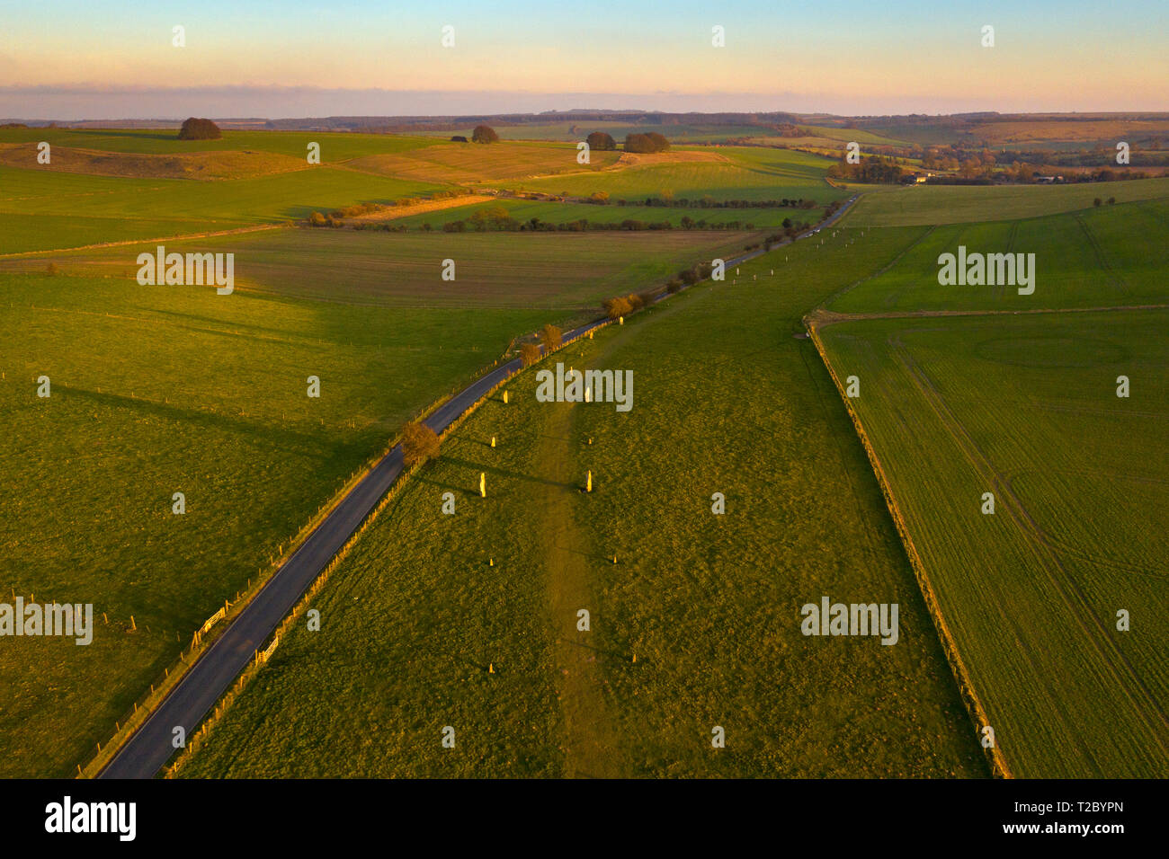 Blick entlang Stein Linie von Avebury Village und neolithische Steinkreis von einer Drohne, Wiltshire, England, Großbritannien Stockfoto