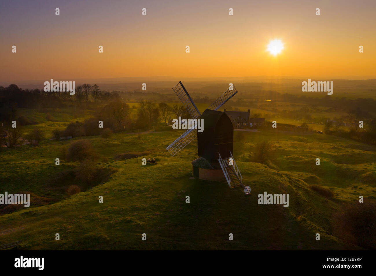 Brill Mühle bei Sonnenuntergang von oben mit einer Drohne, Oxfordshire, England, Großbritannien Stockfoto