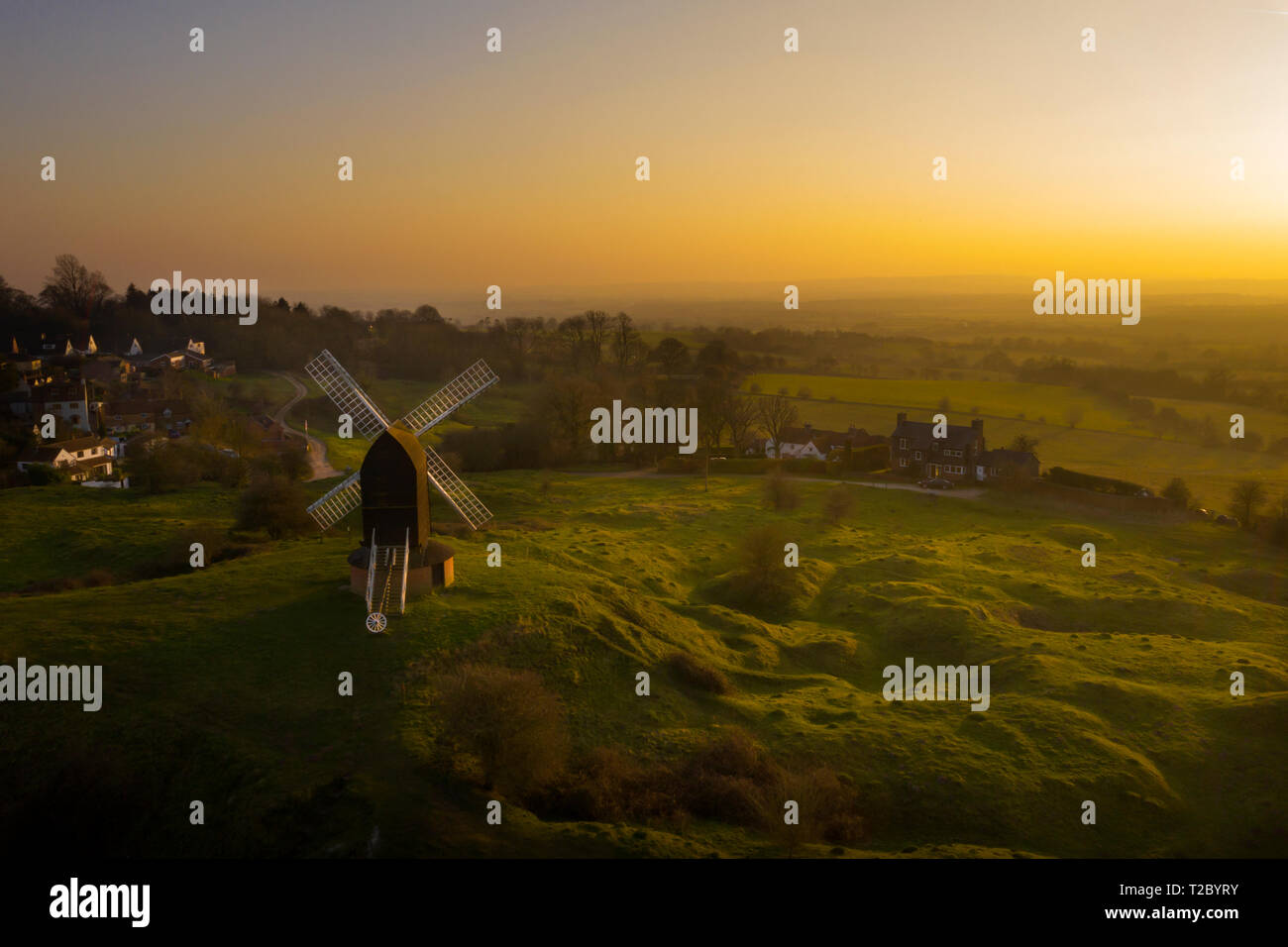 Brill Mühle bei Sonnenuntergang von oben mit einer Drohne, Oxfordshire, England, Großbritannien Stockfoto