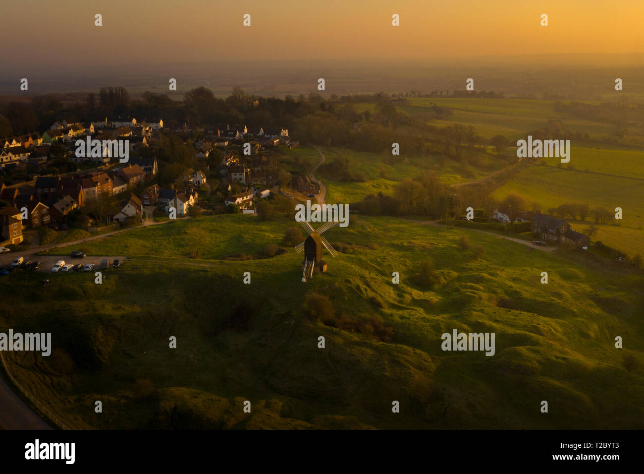 Brill Windmühle und Dorf bei Sonnenuntergang von oben mit einer Drohne, Oxfordshire, England, Großbritannien Stockfoto