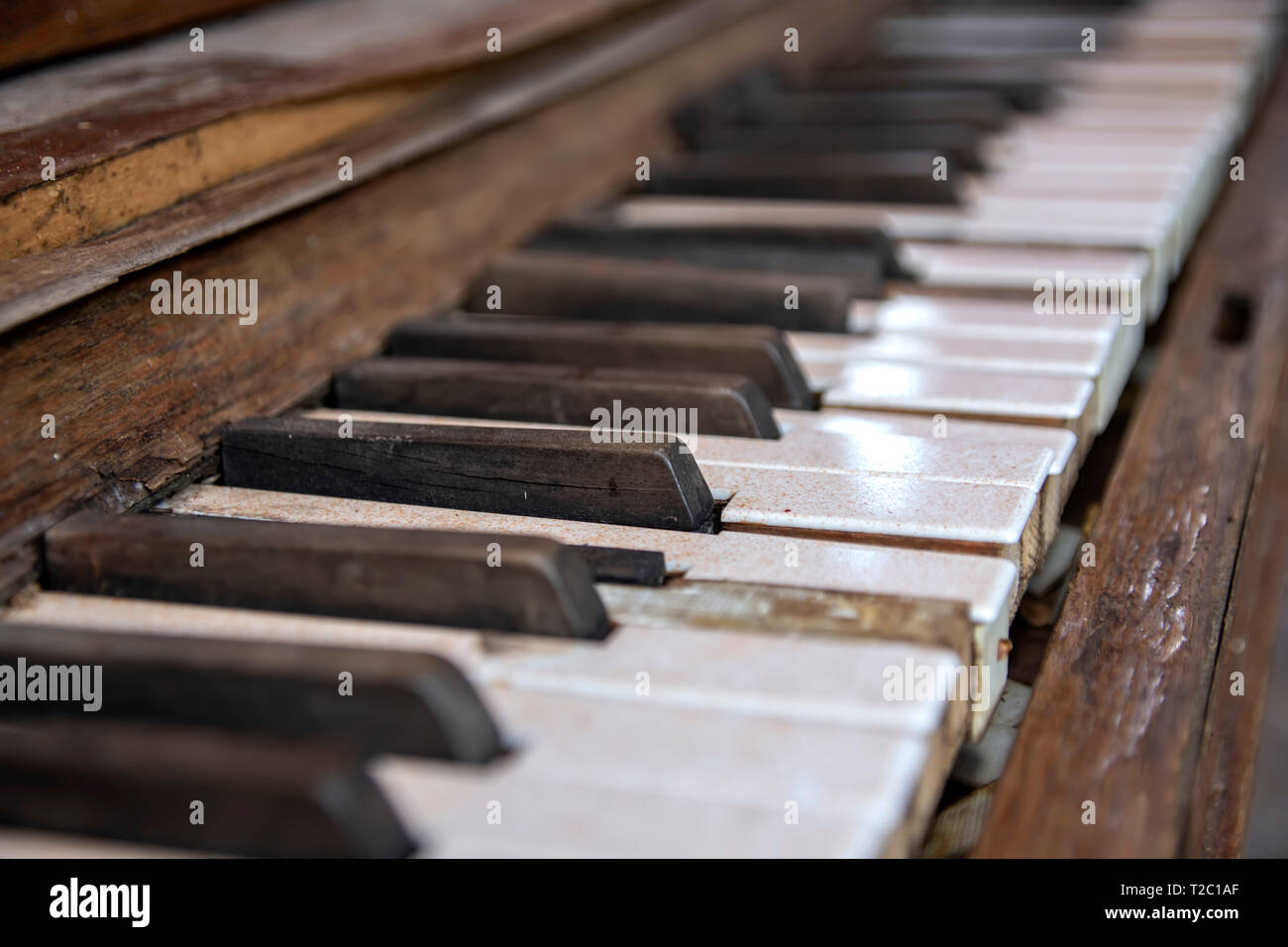 Dreckig rissig Schlüssel der alten Klavier close-up. Retro Stockfoto