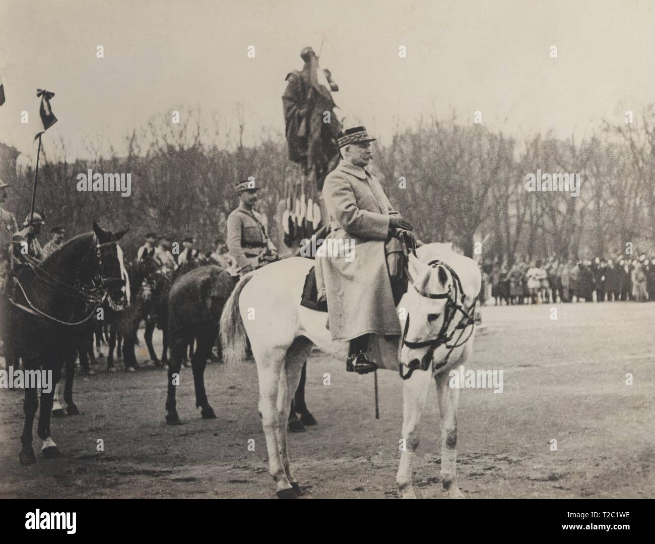 Francia. Primera Guerra Mundial (1914-1918). El mariscal Henri Philippe Pétain (1856-1951) asistiendo Al desfile de las tropas francesas ein su Entrada de la Villa de Metz. Stockfoto