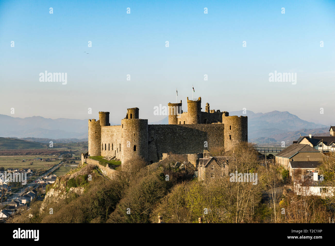 Harlech Castle, Gwynedd, North Wales, UK. Es wurde von König Edward gebaut, in dem ich 1282, und mit Blick auf die kleine Stadt Harlech und der Irischen See Stockfoto
