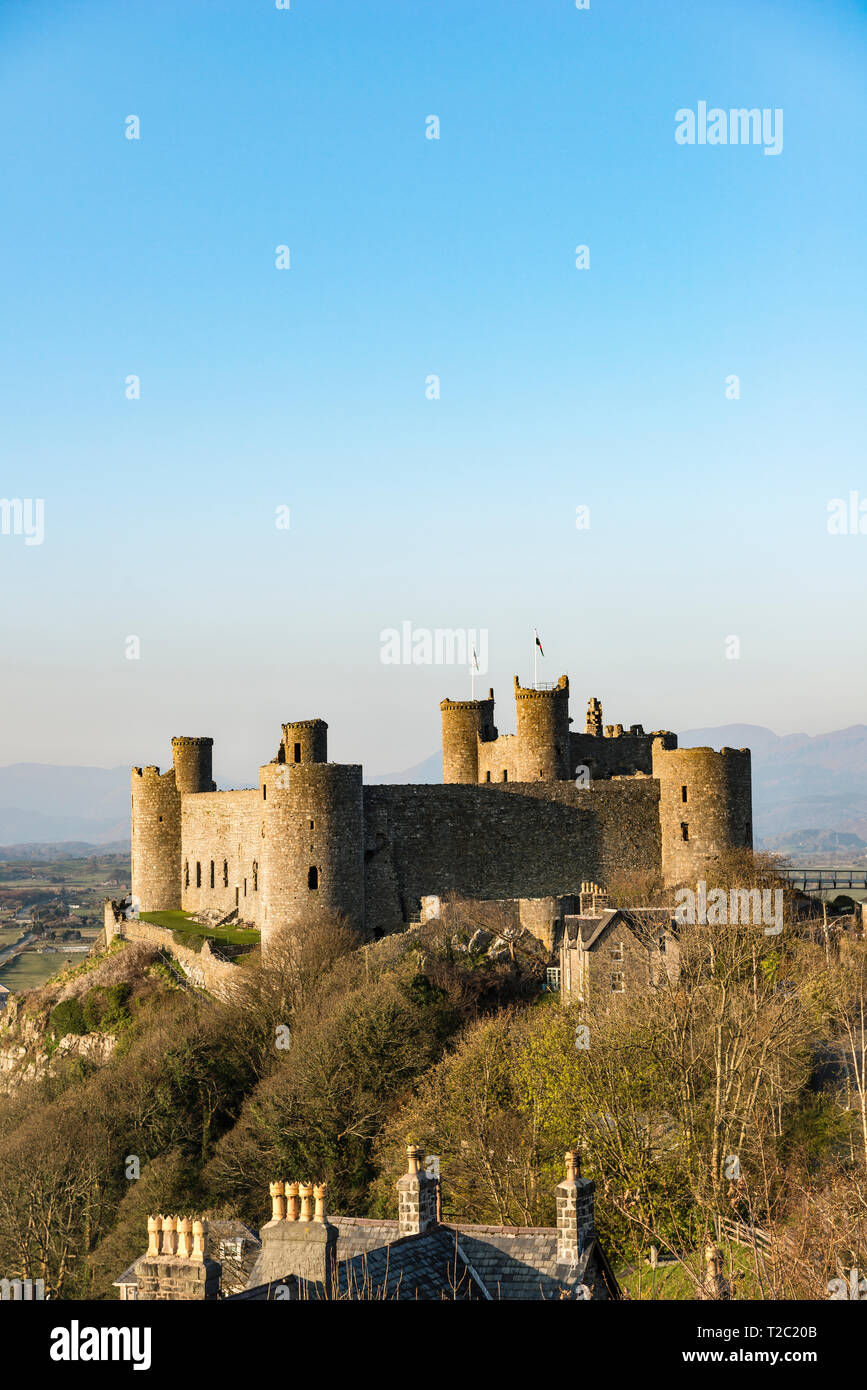 Harlech Castle, Gwynedd, North Wales, UK. Es wurde von König Edward gebaut, in dem ich 1282, und mit Blick auf die kleine Stadt Harlech und der Irischen See Stockfoto