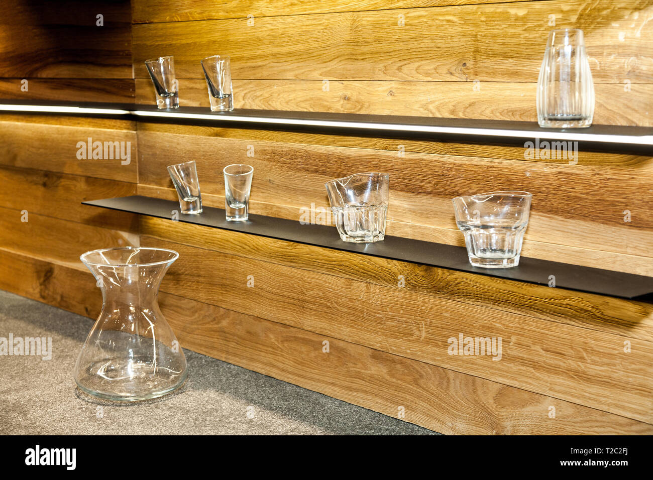 Regale mit Sammlung von dekorative Gläser auf Holz Wand Hintergrund. Stockfoto