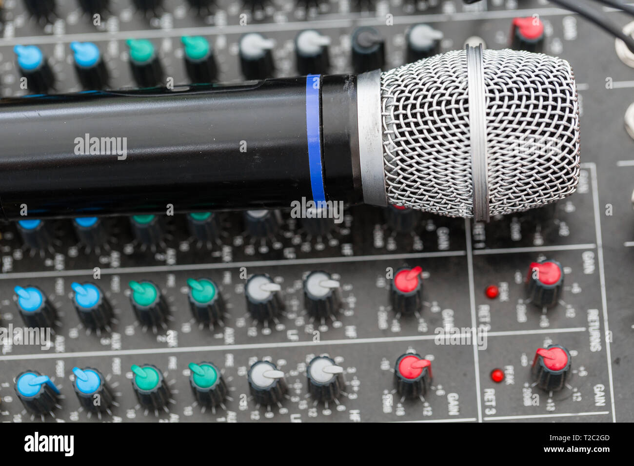 Mikrofon close-up. Fokus auf Mic. Event Konzept. Musik mixer Equalizer  Konsole für die Mixer der Soundkarte. Tontechniker audio mixer Equalizer  Stockfotografie - Alamy