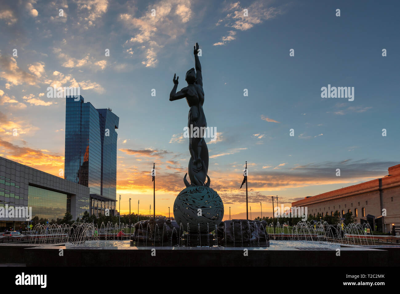 Cleveland Downtown bei Sonnenuntergang und Brunnen des ewigen Lebens Statue Stockfoto