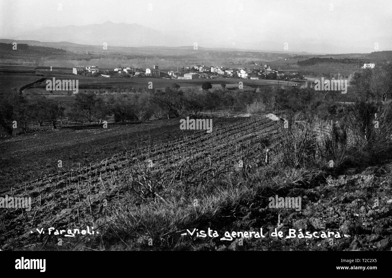 Tarjeta postal de Báscara, Campos sembrados y Vista general de La población. Fotografía de Valentí Fargnoli Yannetta (1885-1944). Año 1916. Stockfoto