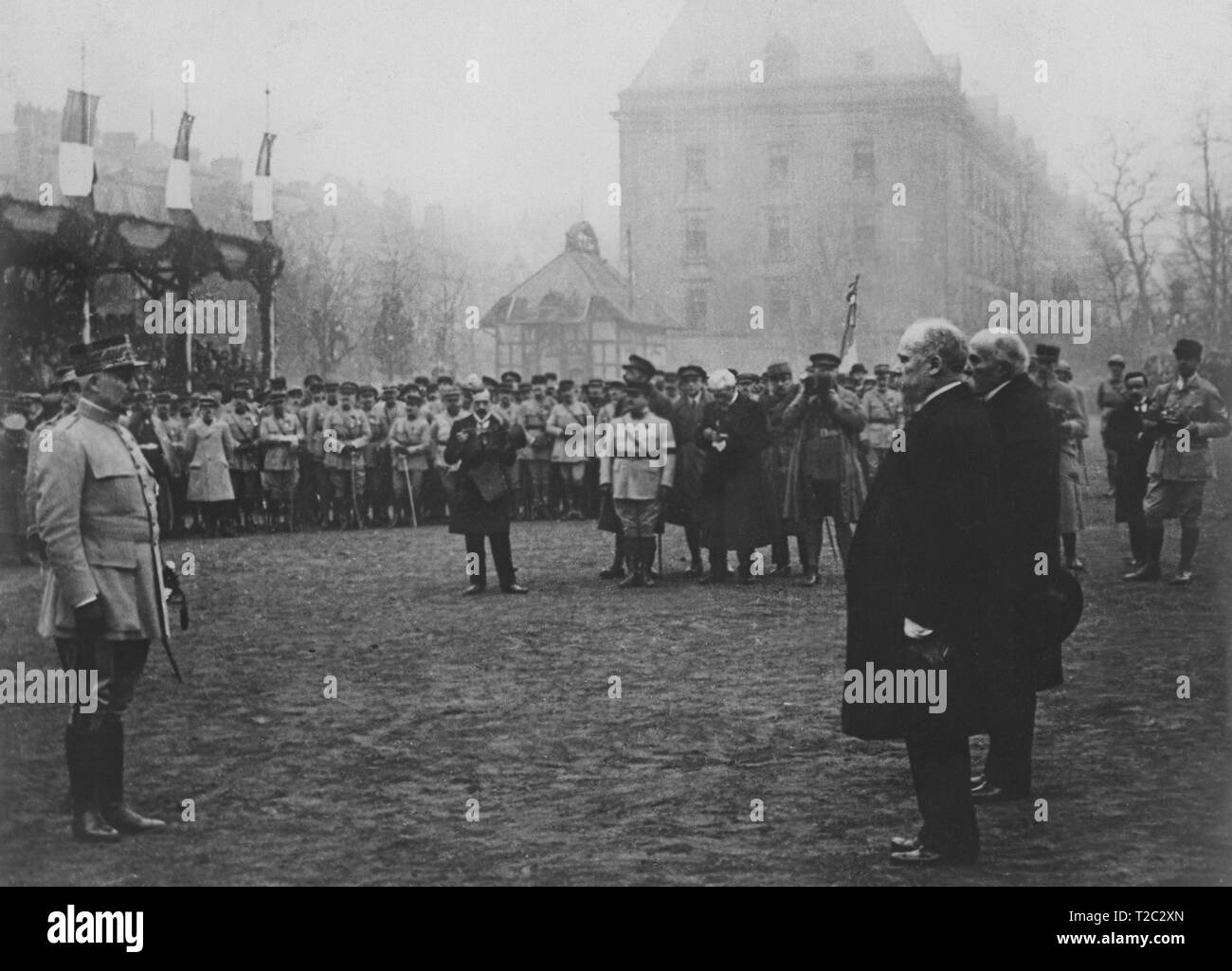 Francia. Primera Guerra Mundial (1914-1918). Entrega al General Henri Philippe Pétain (1856-1951) de las Abzeichen de su nuevo Cargo de Mariscal tras la liberación de la Villa de Metz. Stockfoto