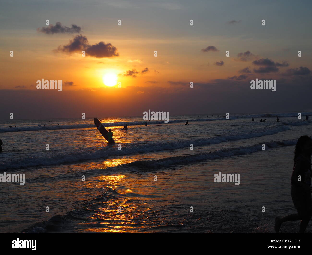 Surfen und Sonnenuntergang am Strand von Kuta, Bali, Indonesien Stockfoto