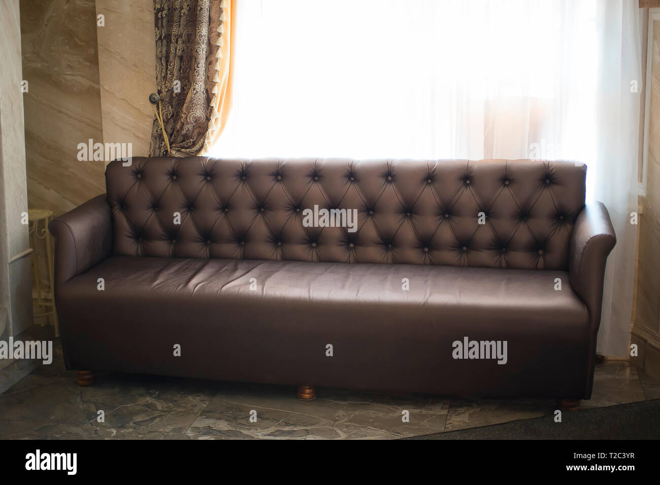 Braunes Leder Sofa in der Halle Stockfoto