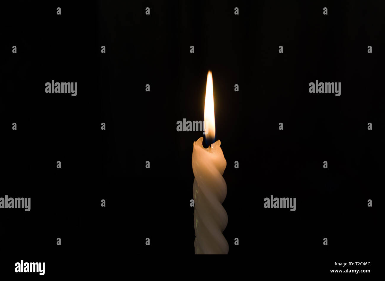 Die Flamme der Kerze, die die hellen roten Licht am Punkt, Verdienst oder betend auf den heiligen Tag/verschiedenen Opferzeremonien leuchtet Stockfoto