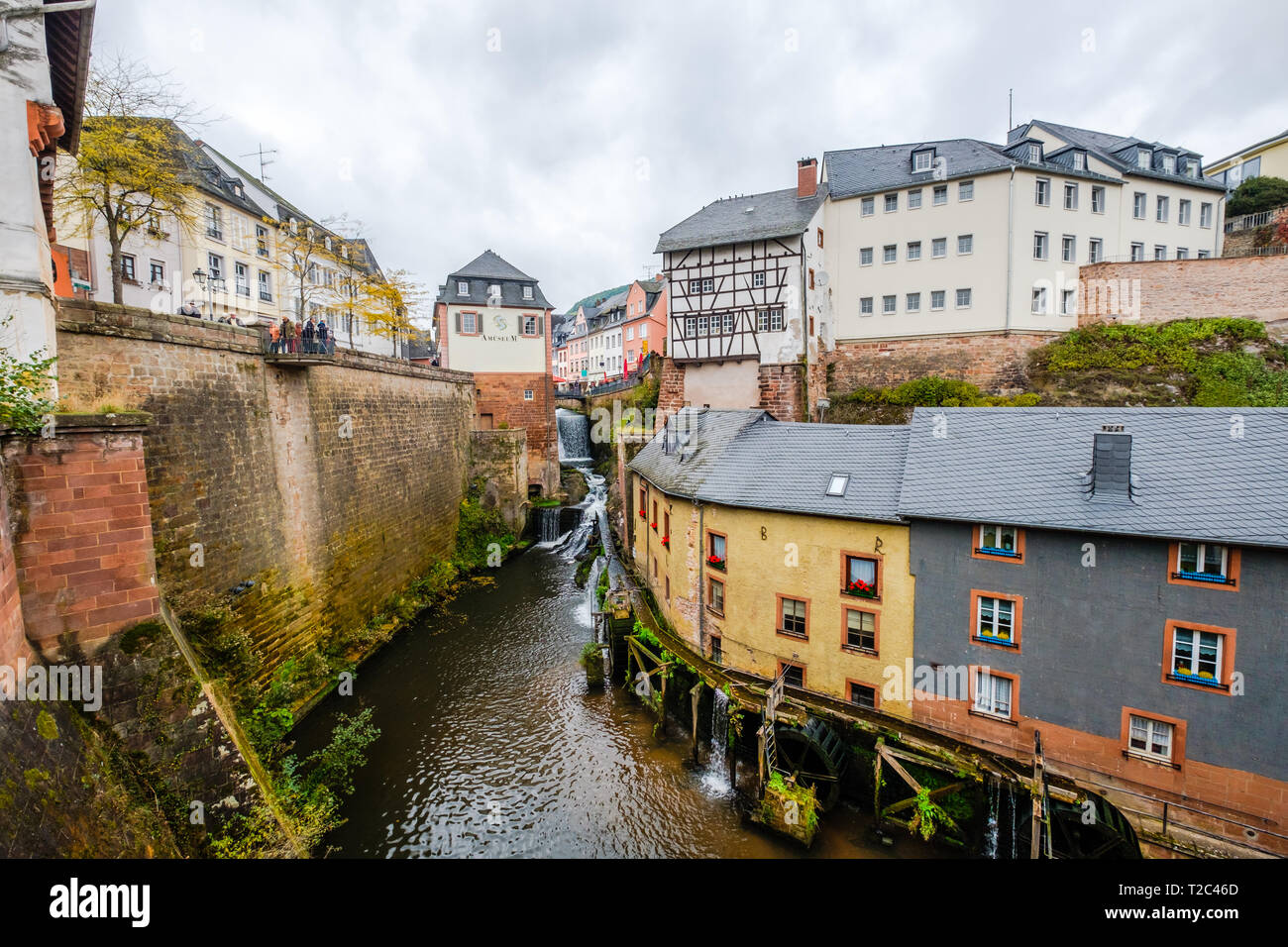 Saar mit Wasserfall und Wassermühlen in der historischen Altstadt von Saarburg, Deutschland. Stockfoto