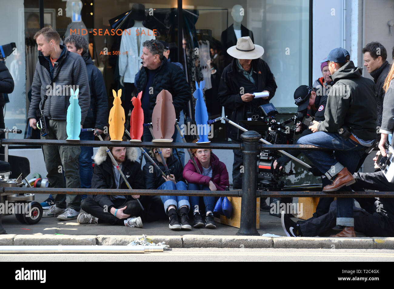 Eine Filmproduktion Crew in Richmond, Surrey, während der Dreharbeiten für die Fortsetzung der "Klassiker der Kinder Peter Hase. Stockfoto