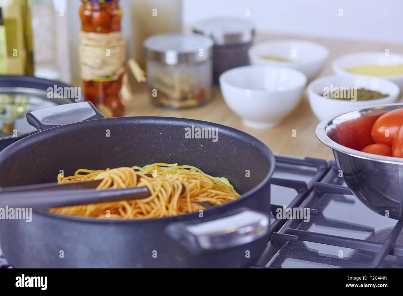 Pasta rollte auf Gabel über Pan am Herd in der Küche. Stockfoto