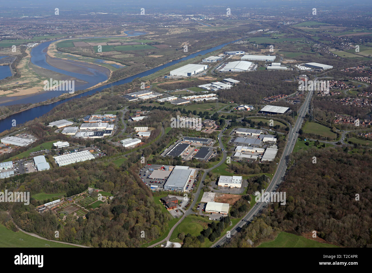 Luftaufnahme der verschiedenen industriellen Einheiten & Fincas im Manor Park östlich von Runcorn, Cheshire Stockfoto