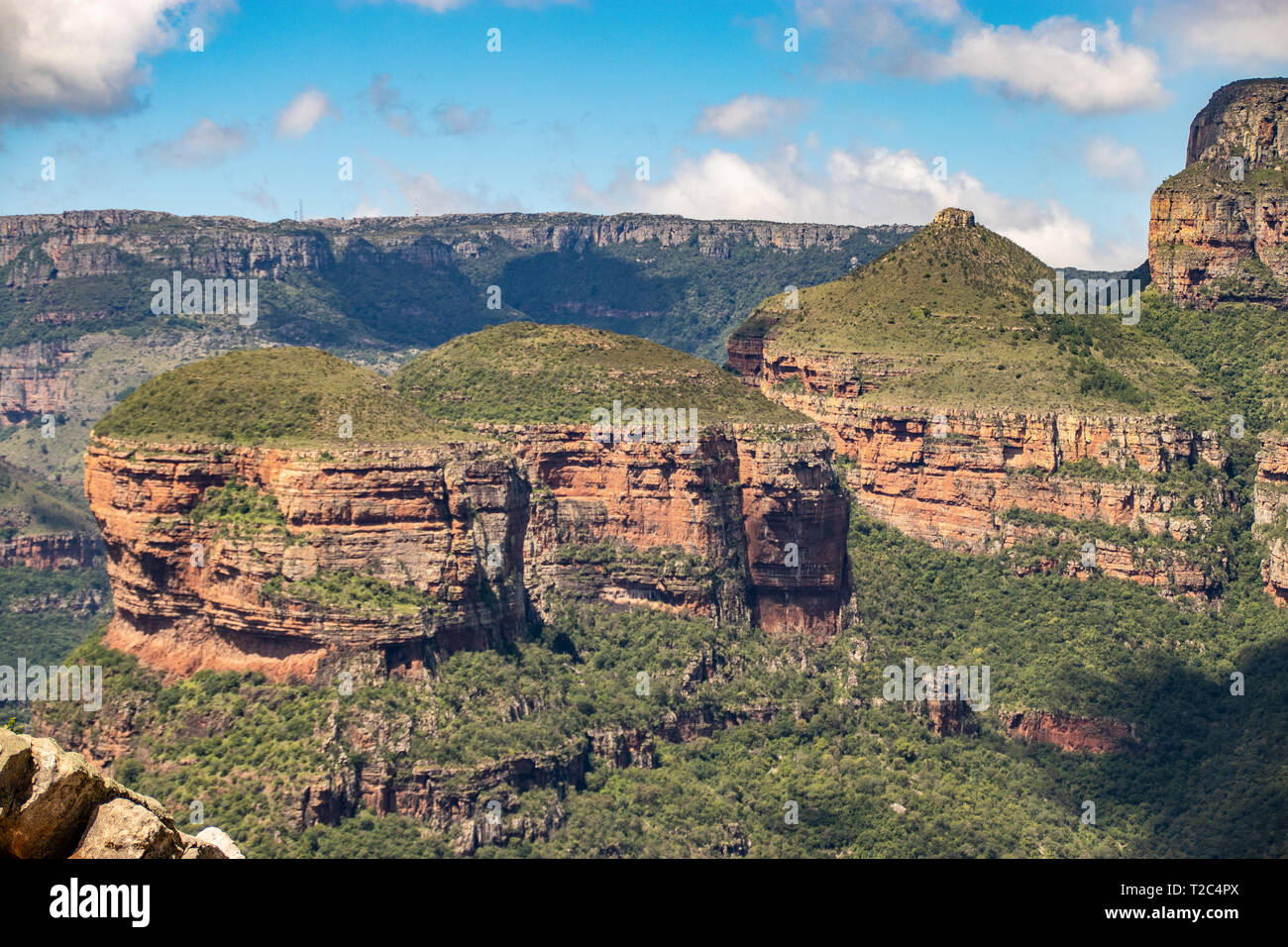 Blyde River Canyon und die Drei Rondavels (drei Schwestern) in Mpumalanga, Südafrika. Der Blyde River Canyon der drittgrößte Canyon der Welt Stockfoto